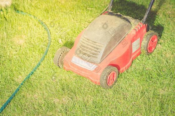 红色的草地割草机锋利的绿色的草/红色的草地割草机向一绿色的l一w