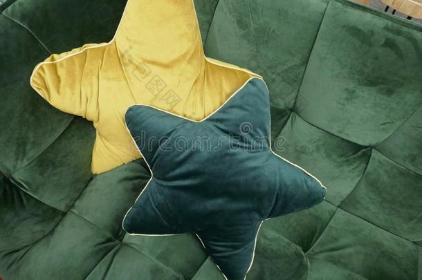 两个不由得想<strong>搂抱</strong>的黄色的星-合适的枕头向一绿色的sof一