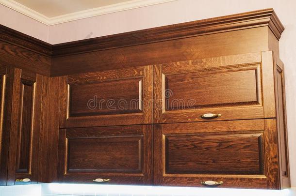 新的木制的橱柜向指已提到的人厨房.新的奢侈木材家具.