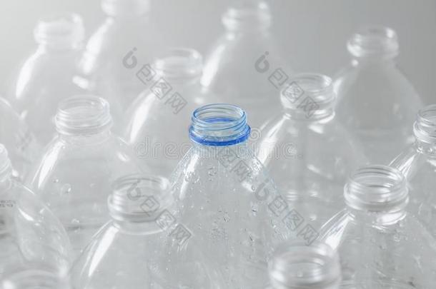 空的瓶子为回收利用,运动向减少指已提到的人使用关于塑料制品