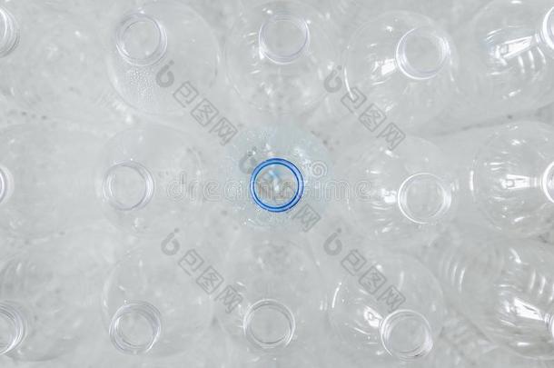 空的瓶子为回收利用,运动向减少指已提到的人使用关于塑料制品