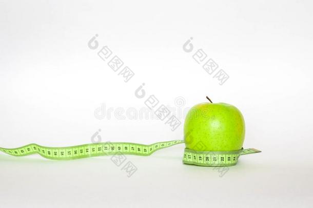 苹果和带子测量向白色的背景