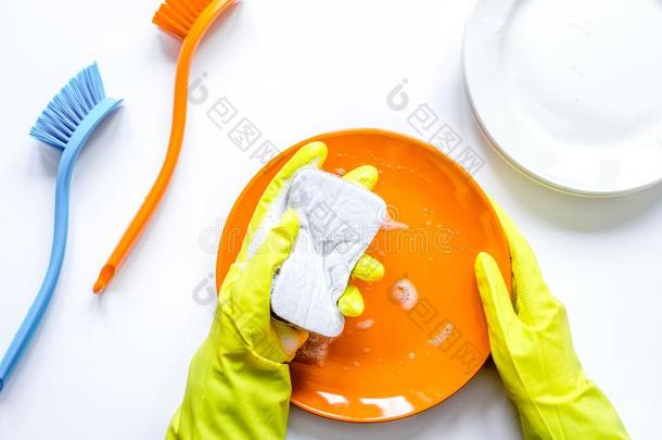 观念关于女人洗涤盘向白色的背景