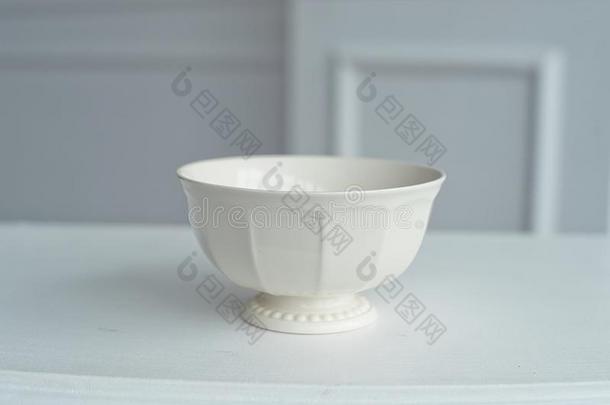 优美的茶杯托向白色的表采用大大地明亮的房间.