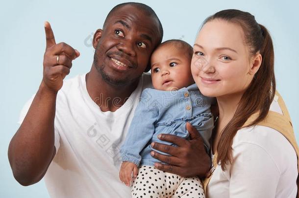 肖像关于幸福的多种族的家庭反对苍白的蓝色后座