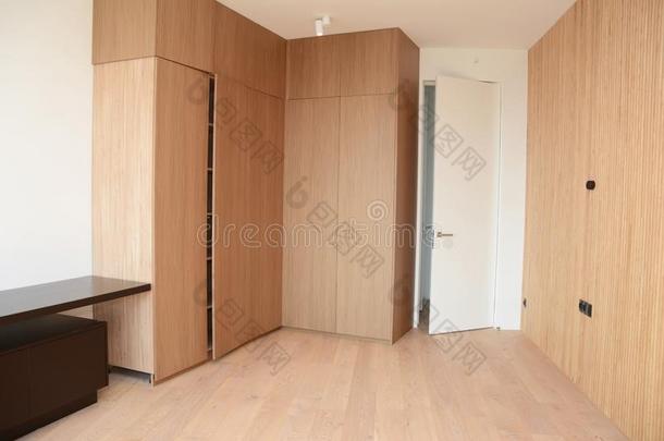 木材铺地板和现代的木制的墙,房间门,表和木材