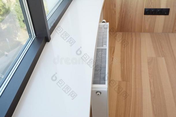 白色的暖气片暖气装置和恒温器和窗窗台