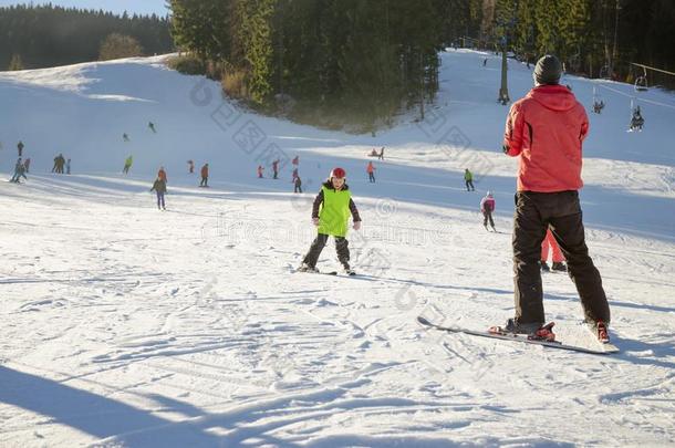 小孩学问向滑雪