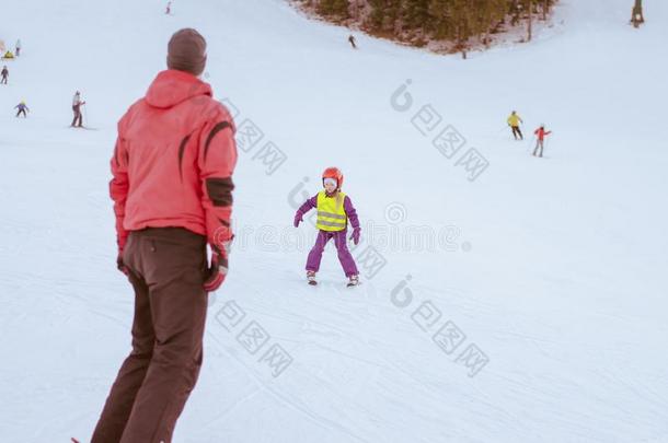小孩学问向<strong>滑雪</strong>
