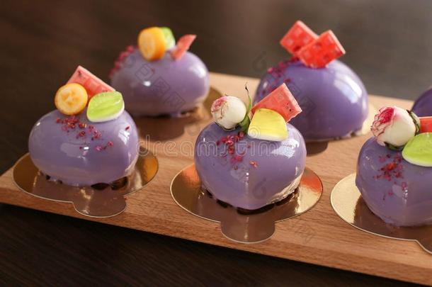 自家制的明亮的奶油冻蛋糕`心`和紫色的镜子结冰