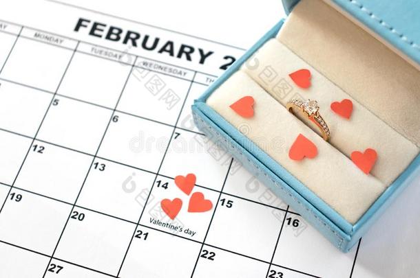情人`英文字母表的第19个字母一天,二月14.婚礼戒指采用蓝色盒.提供向