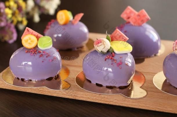 自家制的明亮的奶油冻蛋糕`心`和紫色的镜子结冰