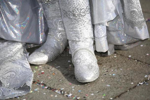 男人和白色的鞋子在的时候狂欢节