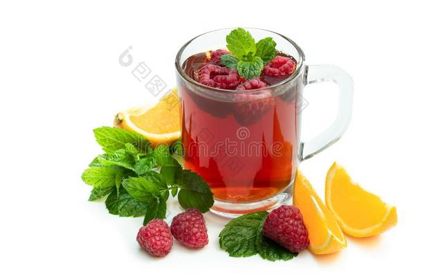 红色的成果茶水和悬钩子和桔子隔离的向白色的后面