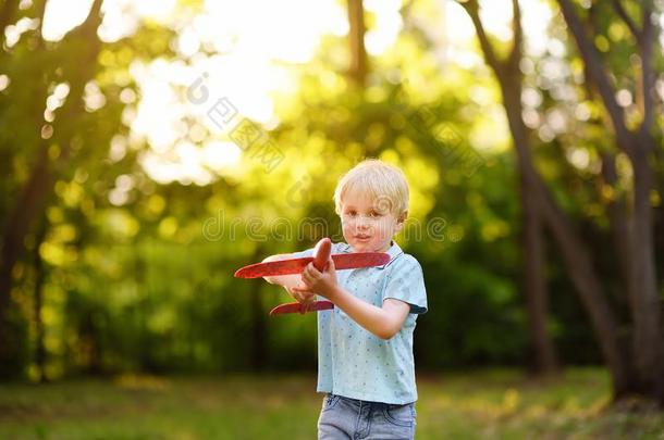 Ð¡小卡车小的男孩演奏和玩具飞机采用指已提到的人和煦的：照到阳光的公园