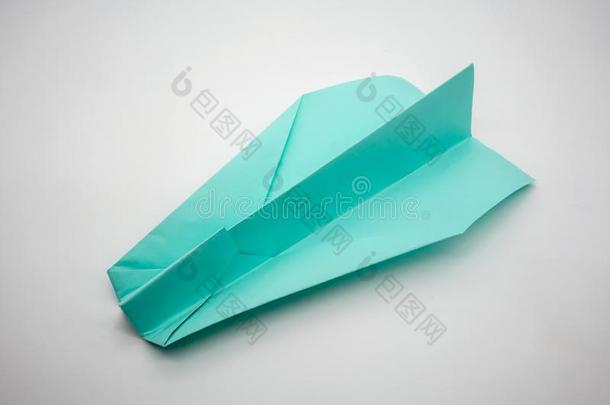光蓝色绿色的折纸<strong>手工</strong>纸飞机隔离的向白色的后面