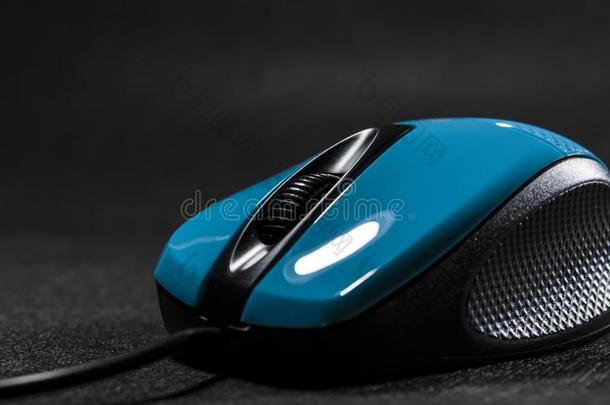 计算机老鼠关于明亮的蓝色颜色.黑的详细资料.塑料制品.摩登派