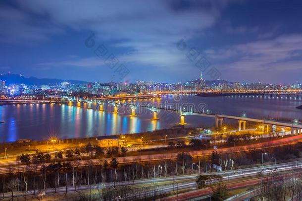 首尔城市和桥,美丽的夜关于朝鲜和首尔塔