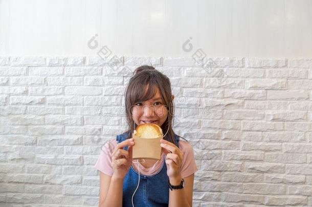 女孩吃奶酪面包烧烤