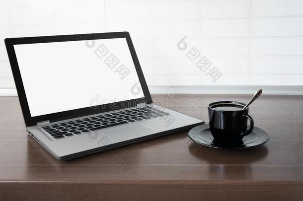 便携式电脑和空的空白的屏幕向木制的桌面和现代的balls球
