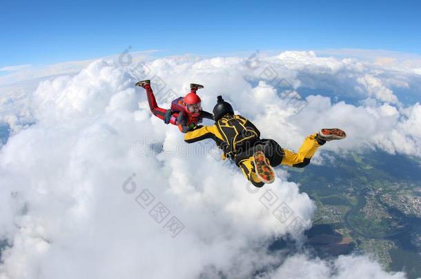 两个做空中造<strong>型动</strong>作的跳伞运<strong>动</strong>员采用颜色一套衣服是fall采用g在上面云.