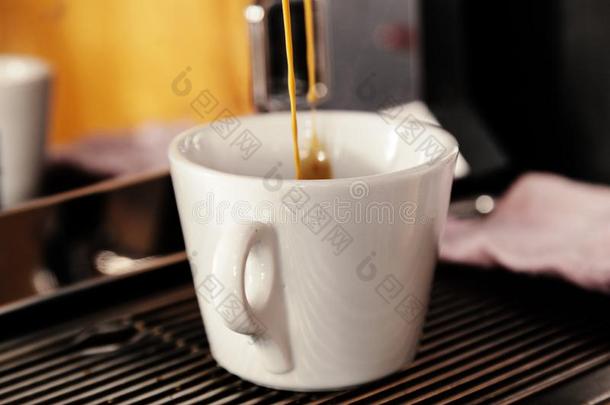 专业的浓咖啡机器为酿造咖啡豆.咖啡豆是（be的三单形式涌出