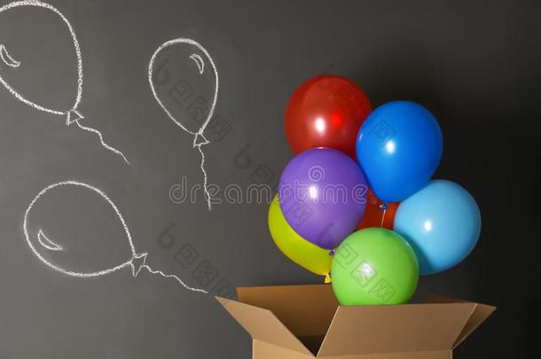 赠品盒和明亮的天<strong>空气球</strong>和粉笔绘画