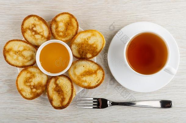 碗和蜂蜜,烙饼采用茶杯托,杯子关于茶水向茶杯托,餐叉