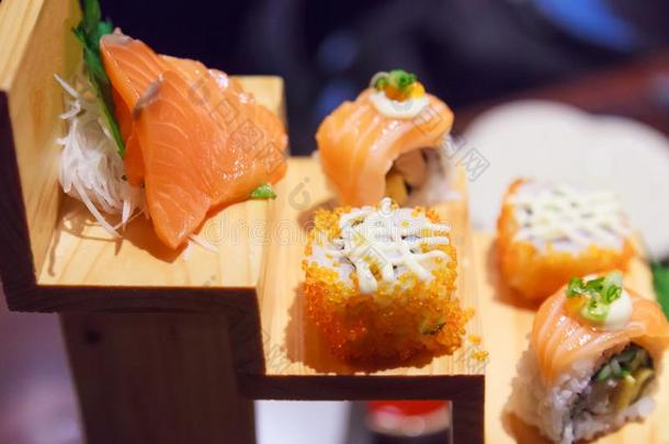 日本人新鲜的<strong>鱼食</strong>物盘菜单,鲑鱼寿司和生鱼片驴子
