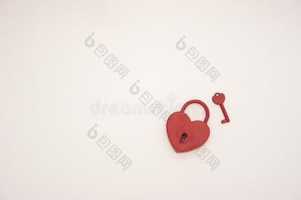 浪漫的红色的心-合适的锁