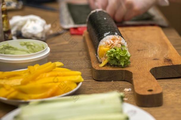 制造寿司和名册在家.Pl在es和组成部分为传统的