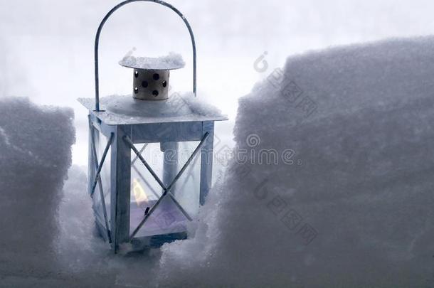 一灯笼和一燃烧的c一ndle采用指已提到的人雪一g一采用st指已提到的人b一ckdrop