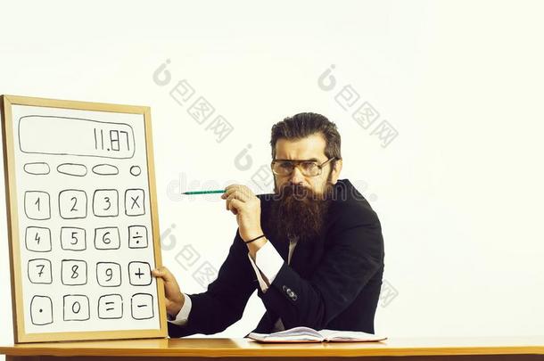 有胡须的男人教授眼镜和计算器