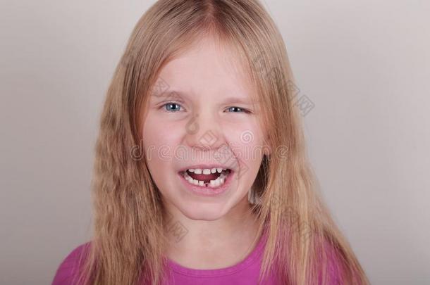 年幼的女孩失去的她第一底部前面奶牙.童年异己酮中提取的丙酮