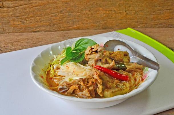 ThaiAirwaysInternati向al泰航国际方式面条和鸡咖喱食品盘向白色的块