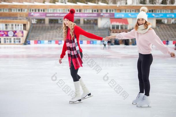 女人冰溜冰户外的在冰溜冰场