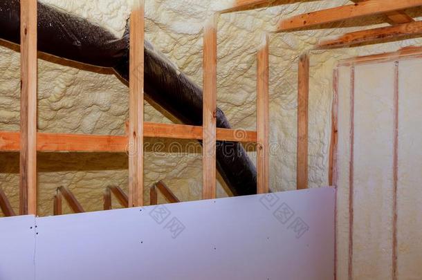 里面的墙隔离采用木制的房屋,build采用g在下面修建