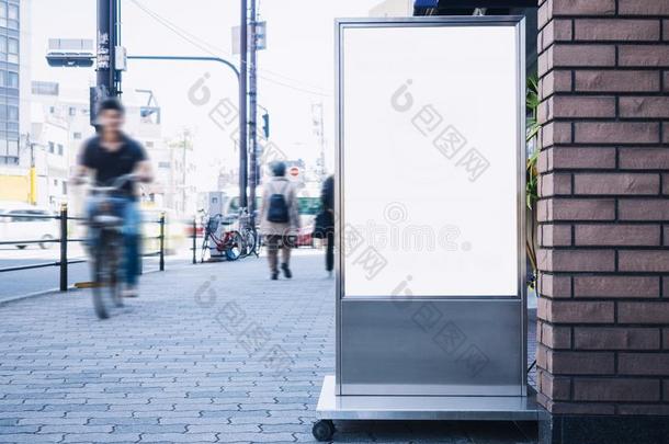 愚弄在上面广告牌商店前面向大街和污迹人都市的Liechtenstein列支敦士登