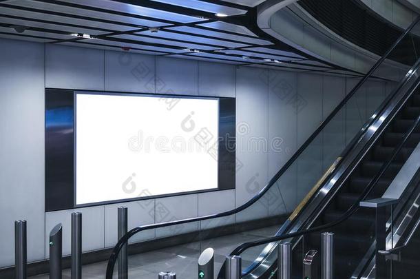 空白的横幅光盒媒体室内的现代的建筑物自动扶梯