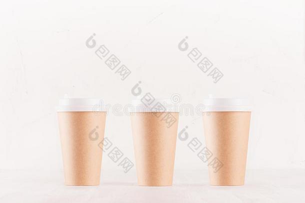咖啡豆包装假雷达-放置关于num.三牛皮纸棕色的纸杯子和