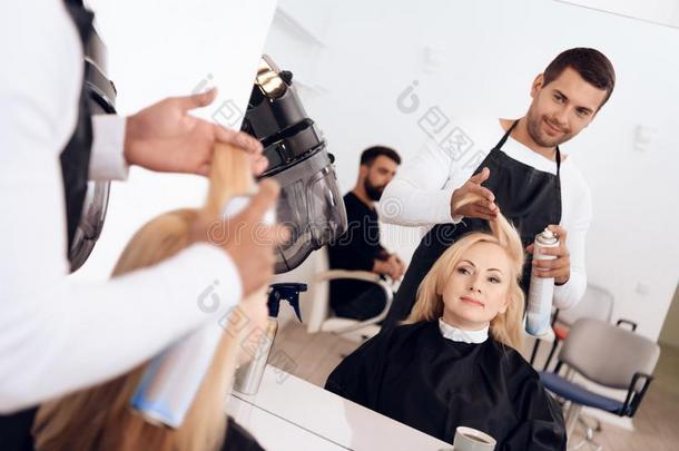 发型师应用喷发定型剂向bl向d头发关于成熟的女人有样子的