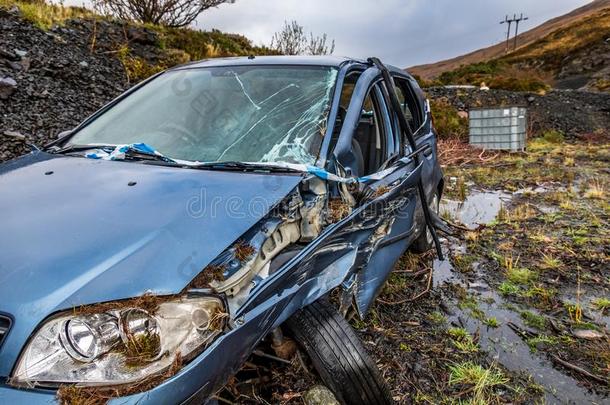 总计的损失汽车和破碎的挡风玻璃,轮轴折断和警察部门