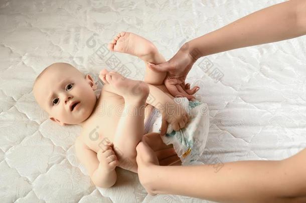 母亲变化有菱形<strong>花格</strong>的麻或棉织物向她新生的婴儿.mot她hood每日的反渗析装置