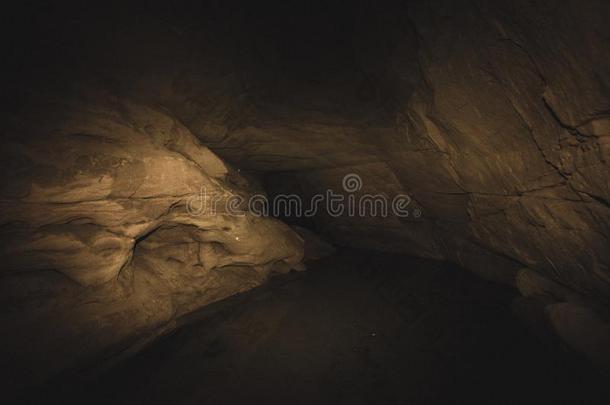 砂岩洞穴和地下的水流-酿酒的制动火箭看