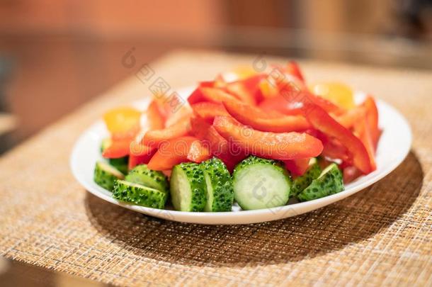 素食者沙拉从黄瓜,胡椒和番茄,严格的素食主义者餐