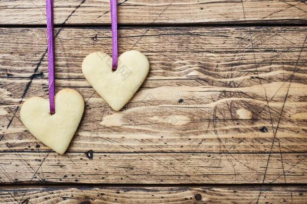心合适的甜饼干为情人`英文字母表的第19个字母一天向木制的背景.英语字母表的第3个字母