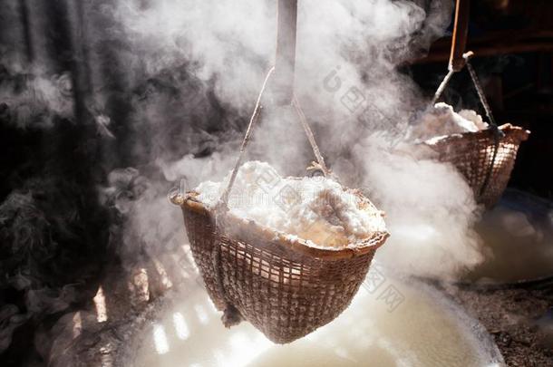 古代的方法关于炎热的卤水进入中纯的盐采用bowel肠克鲁亚,奶奶,