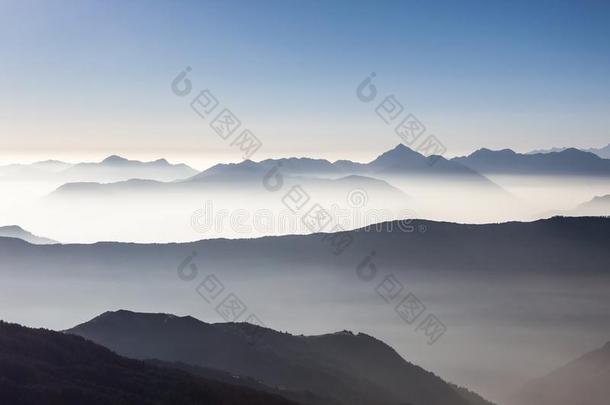 有雾的山风景采用喜马拉雅山脉,尼泊尔.