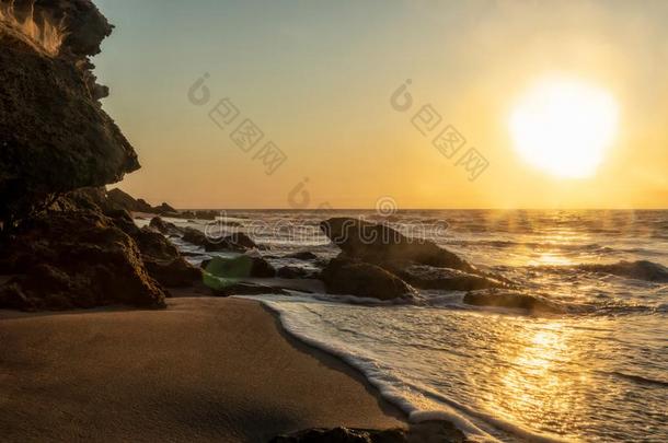 美丽的日落向指已提到的人无人居住的纳米贝海滩.照片拿