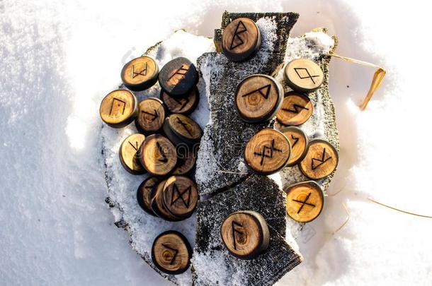 古代北欧使用的文字有雕刻的从木材向指已提到的人雪-年长的北欧古字母